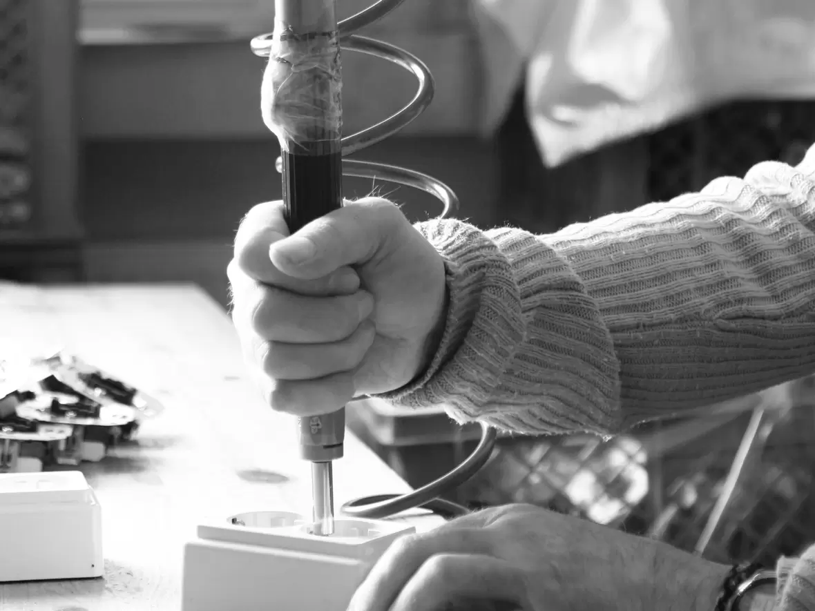 kleine-handwerkliche-taetigkeiten-bei-der-beschaeftigung-in-der-tagestaette